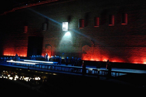 Stasera Il Trovatore, tra fuoco e fiamme